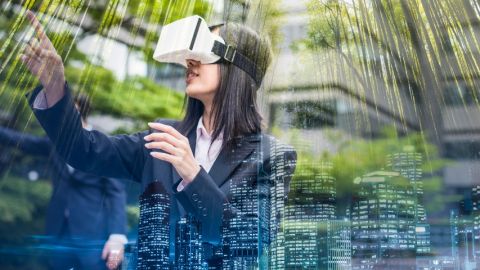 Comment les ENGIE People's Lab inscrivent l'entreprise dans la société Une femme portant un casque de réalité virtuelle, entre ville et forêt