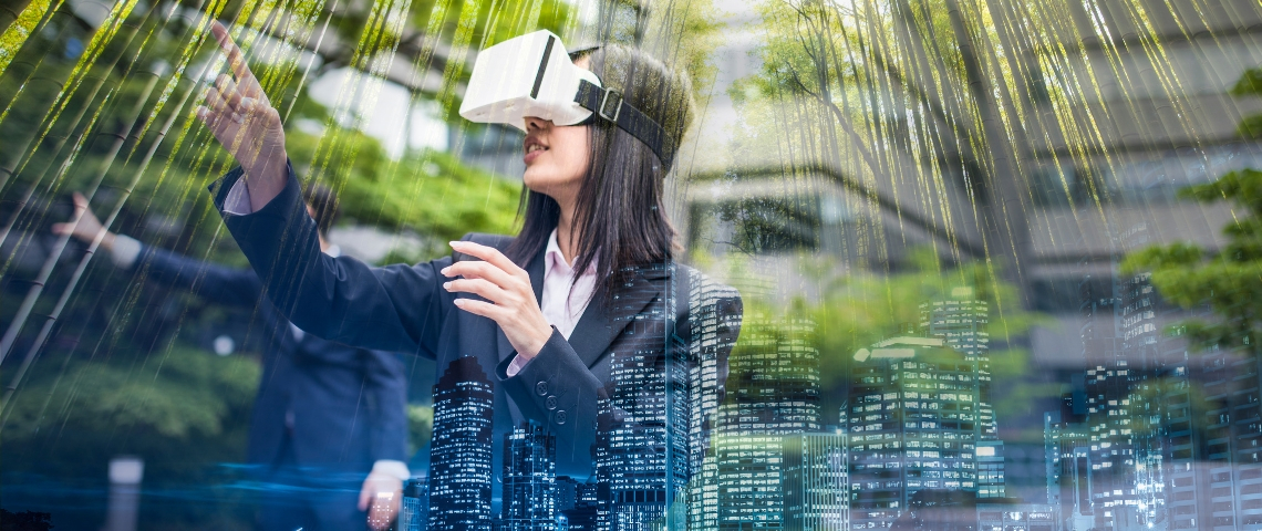 Comment les ENGIE People's Lab inscrivent l'entreprise dans la société Une femme portant un casque de réalité virtuelle, entre ville et forêt