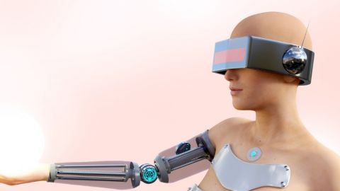 Une femme robot tient une boule de lumière dans la main