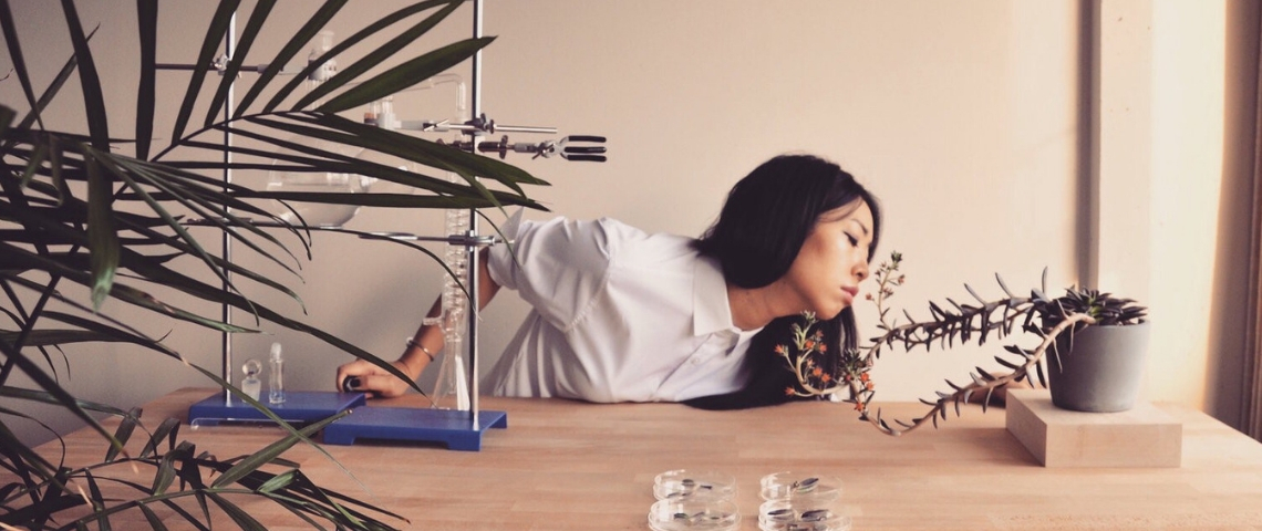 ani liu ani liu embrasse une plante