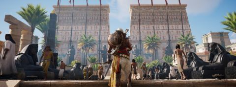 Assassin's Creed, un jeu à monde ouvert qui a bénéficié d'un travail de recherche sans précédant. un homme monte des escaliers face à un temple égyptien