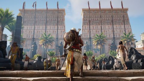 un homme monte des escaliers face à un temple égyptien