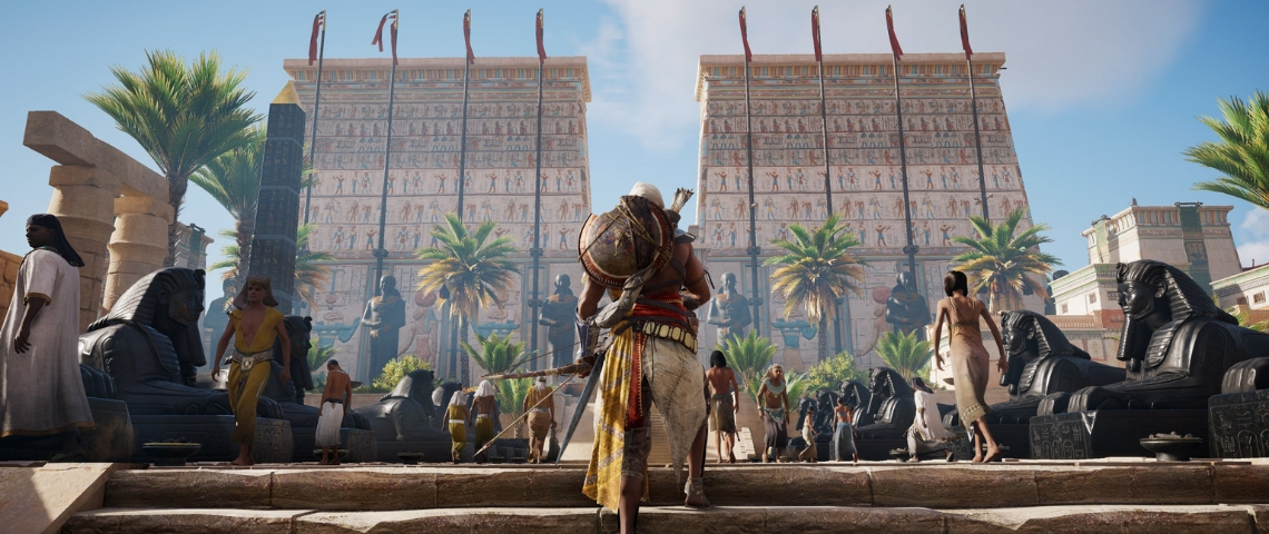 Assassin's Creed, un jeu à monde ouvert qui a bénéficié d'un travail de recherche sans précédant. un homme monte des escaliers face à un temple égyptien