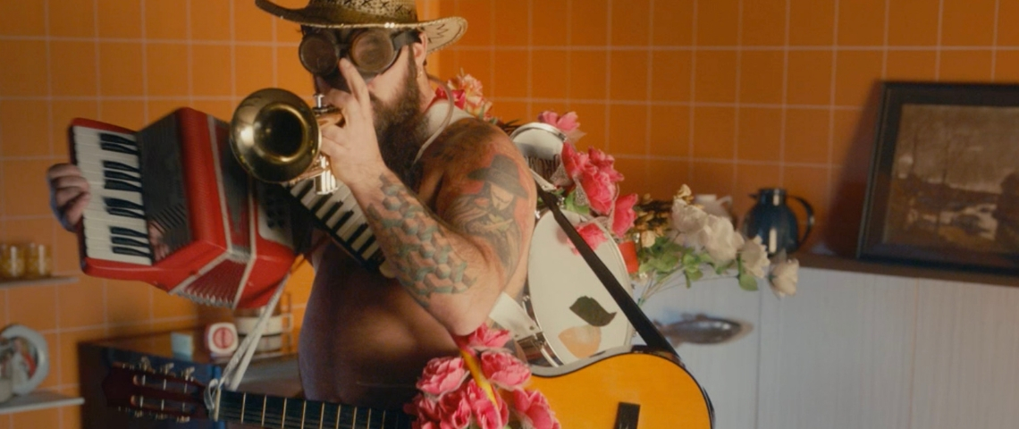 La campagne WTF d'AXA France Un homme avec des instruments