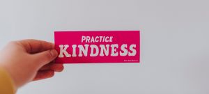 panneau pratique de la bienveillance écrit en anglait