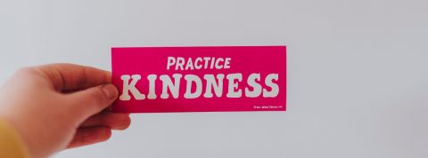 Mouvement pour une économie bienveillante : comment réconcilier profit et partage ? panneau pratique de la bienveillance écrit en anglait