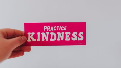 panneau pratique de la bienveillance écrit en anglait