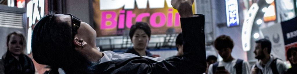 un homme se penche en arrière