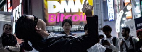 le bitcoin, la monnaie chouchou des criminels un homme se penche en arrière