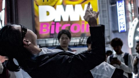 un homme se penche en arrière