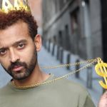 Un homme avec un couronne dorée et un signe dollars doré