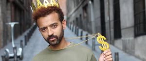 Un homme avec un couronne dorée et un signe dollars doré