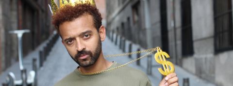 Le Top 10 des marques françaises les plus valorisées Un homme avec un couronne dorée et un signe dollars doré