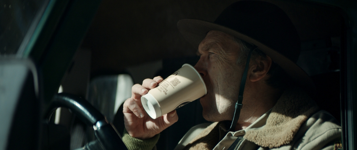 McDonald's invente le nouveau rituel du café Une shérif américain qui boit son café dans sa voiture