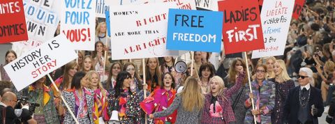 Ces tendances visuelles qu’il faudra suivre en 2019 manifestation féminisme femmes chanel