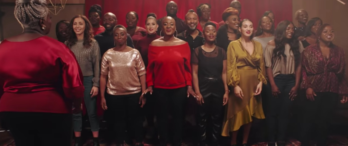 Camélia Jordana chante pour Coca-Cola Chorale