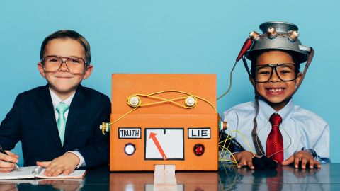 Deux garçons passent au détecteur de mensonge