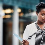 une business woman au téléphone dans un quartier d'affaire