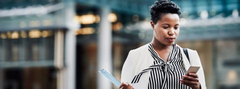 dircom linkedin une business woman au téléphone dans un quartier d'affaire