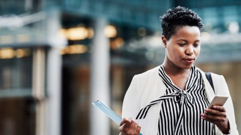 dircom linkedin une business woman au téléphone dans un quartier d'affaire