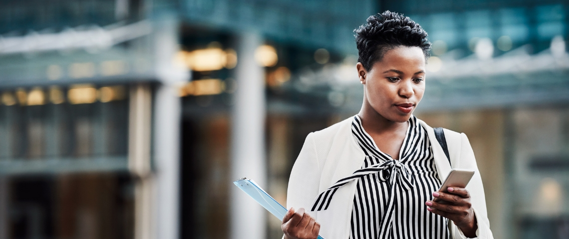 dircom linkedin une business woman au téléphone dans un quartier d'affaire