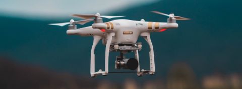 Pourquoi les colis ne seront jamais livrés par drones ? Un drone en train de voler