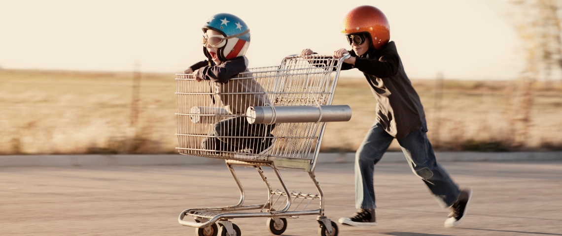 4 conseils pour une bonne stratégie Drive-to-store Deux enfants avec un chariot de supermarché