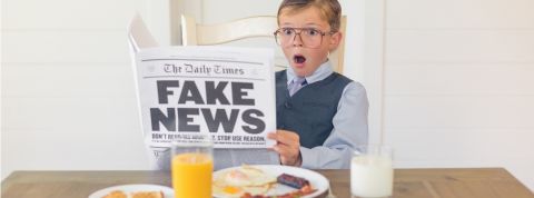 les algorithmes contre les fake news un enfant étrange lit le journal le matin au petit déjeuner