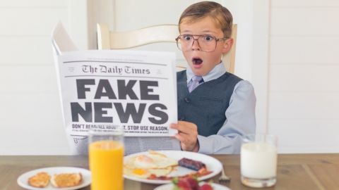 les algorithmes contre les fake news un enfant étrange lit le journal le matin au petit déjeuner