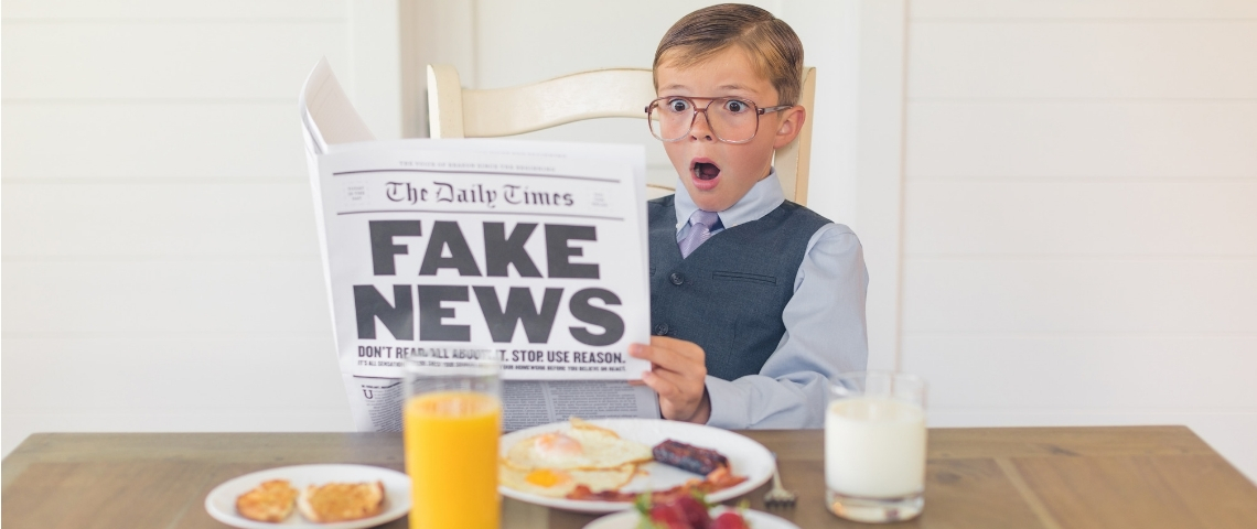 les algorithmes contre les fake news un enfant étrange lit le journal le matin au petit déjeuner