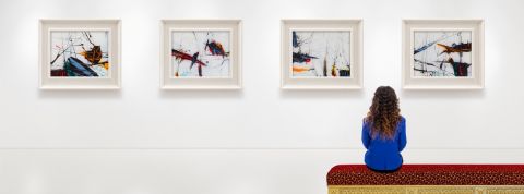 Visiter un musée sans ses touristes : le nouveau pari d’Airbnb et du Centre Pompidou femme seule musée