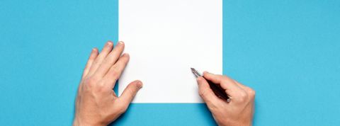 Comment réussir sa stratégie de contenus ? feuille de papier sur fond bleu