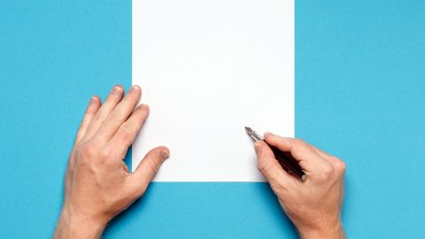 feuille de papier sur fond bleu