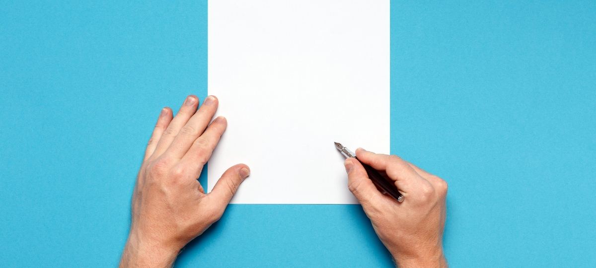 Comment réussir sa stratégie de contenus ? feuille de papier sur fond bleu