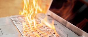 Un ordinateur en train de brûler
