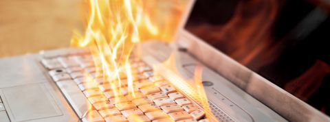 Est-ce la fin de Google News ? Un ordinateur en train de brûler