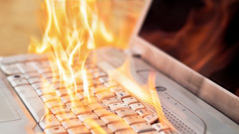 Un ordinateur en train de brûler