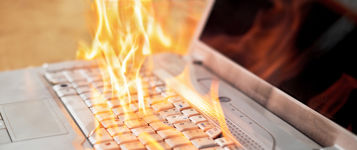 Est-ce la fin de Google News ? Un ordinateur en train de brûler