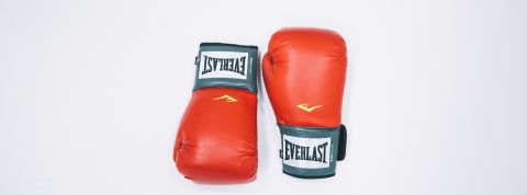 Facebook, LinkedIn, Google : la bataille de l’emploi 2.0 a commencé gants de boxe rouges