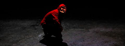 Quand les marques s'intéressent aux communautés bizarres d'Internet pour faire du business homme sans visage capuche rouge sur fond noir