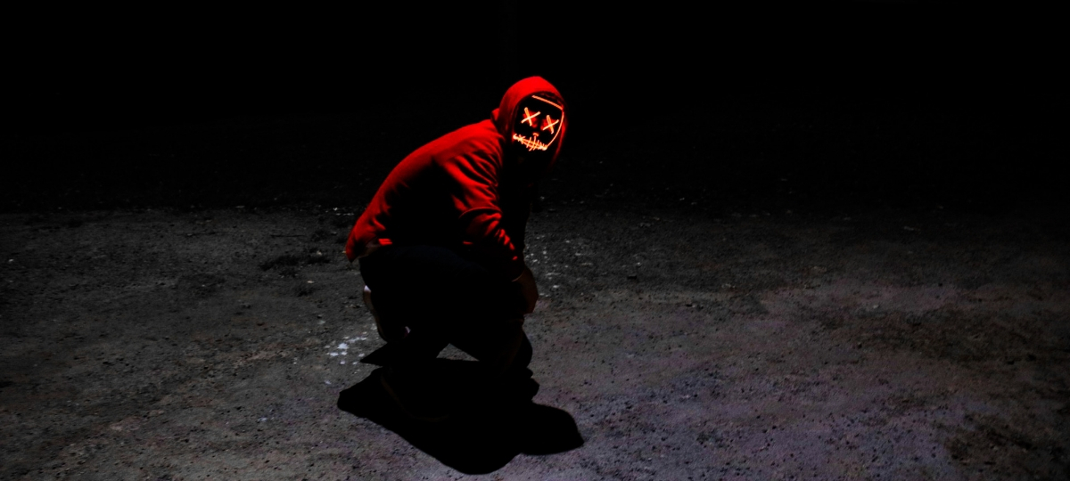 Quand les marques s'intéressent aux communautés bizarres d'Internet pour faire du business homme sans visage capuche rouge sur fond noir