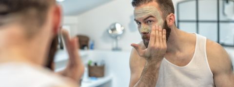 hommes masculinite un homme met un masque de beauté
