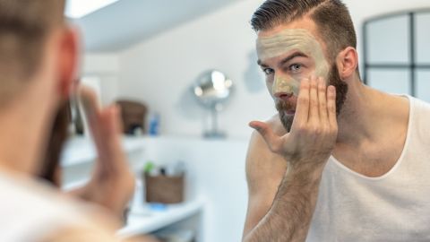 un homme met un masque de beauté