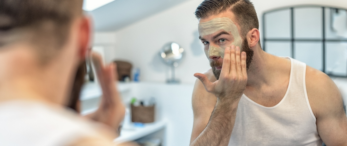 hommes masculinite un homme met un masque de beauté