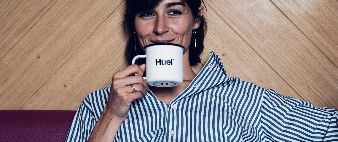 Huel présente ses nouveaux repas à boire Une femme qui boit dans une tasse avec écrit Huel