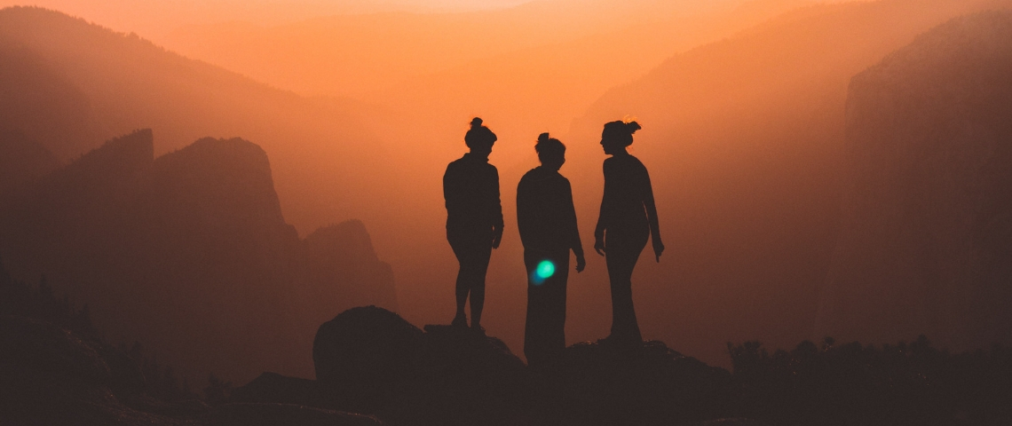 Les 50 femmes françaises les plus inspirantes de la Tech Ombre de trois femmes sur un fond orange