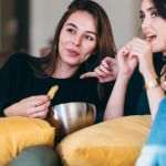Deux filles qui regardent un film sur un canapé