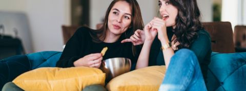 JOMO, the Joy of Missing Out Deux filles qui regardent un film sur un canapé
