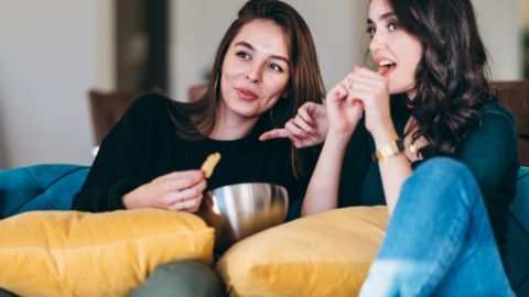 Deux filles qui regardent un film sur un canapé