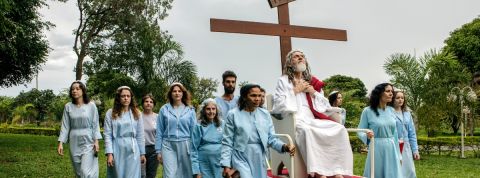 Jonas Bendiksen, The Last Testament un vieil homme porté sur une croix comme Jésus